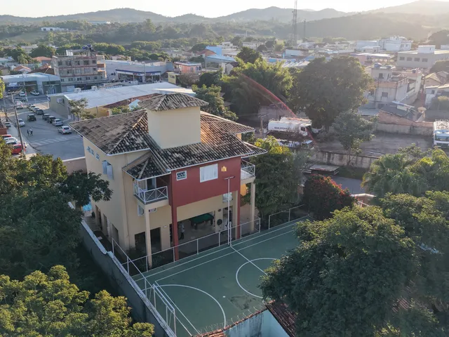 Imagem 9: Casa Alto Padrão com 5 Quartos, 4 Suítes e Piscina em Esmeraldas