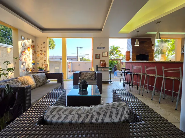Imagem 2: Casa Alto Padrão com 5 Quartos, 4 Suítes e Piscina em Esmeraldas