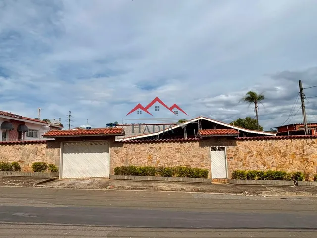 Imagem: A casa possui 3 Dormitórios, 1 Suíte, 3 Banheiros, 12