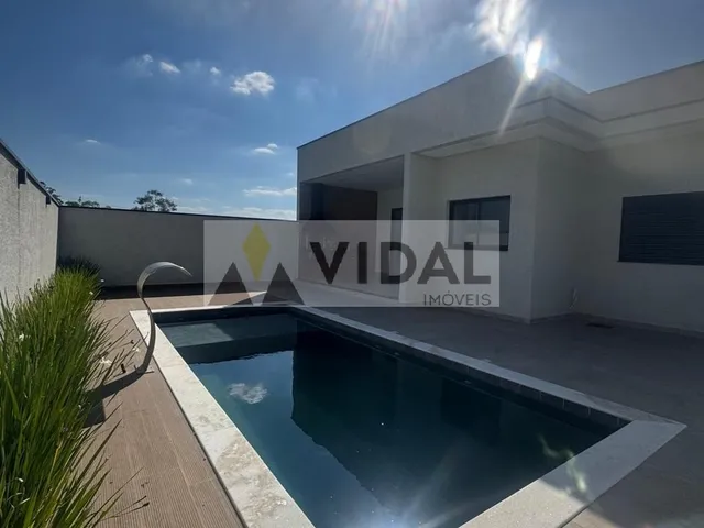 Imagem: A casa possui 3 Dormitórios, 3 Suítes, 4 Banheiros, 8