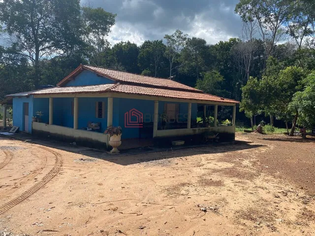 Imagem: A chácara possui 4 Dormitórios, 1 Suíte, 2 Banheiros,