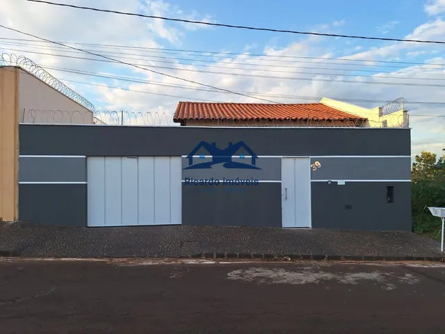 Imagem: A casa possui 2 Dormitórios, 1 Banheiro, 1 Vaga na garagem