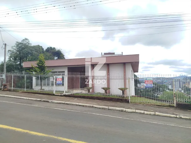 Imagem: A casa possui 3 Dormitórios, 1 Suíte, 2 Banheiros, 3