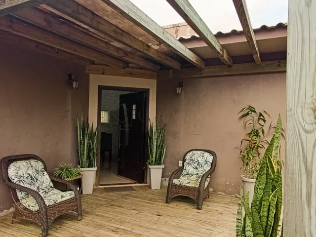 Imagem 2: Imóvel Residencial à Venda em Garopaba-SC - 3 Quartos, 1 Suíte, 4 Vagas de Garagem e