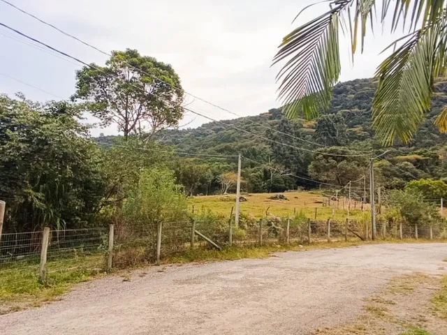 Imagem 3: Imóvel Residencial à Venda em Garopaba-SC - 3 Quartos, 1 Suíte, 4 Vagas de Garagem e