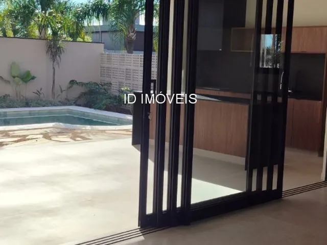 Imagem: A casa em condomínio possui 4 Dormitórios, 4 Suítes, 7
