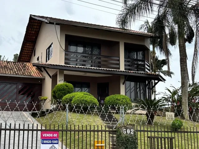 Imagem: A casa possui 4 Dormitórios, 1 Suíte, 5 Banheiros, 4