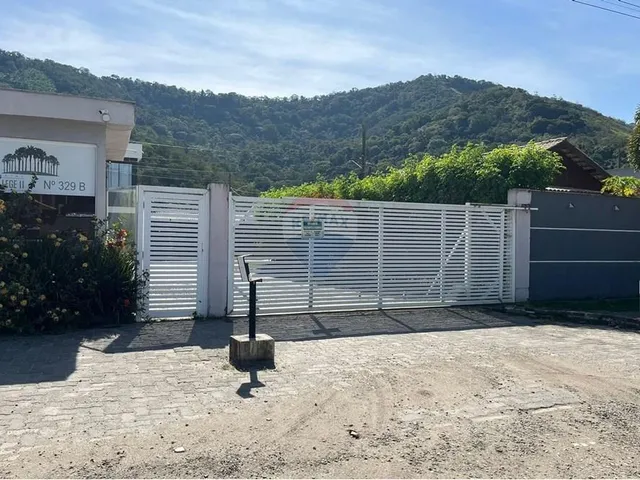 Imagem: O terreno possui 4 Vagas na garagem, 197m² de Área e
