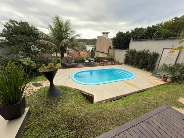 Imagem 12: Casa à Venda em Joinville-SC, Bairro Bom Retiro: 3 Quartos, 1 Suíte, 2 Salas, 3