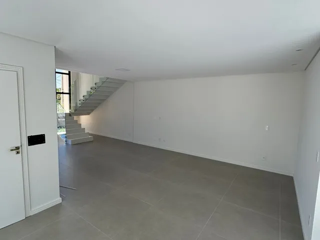Imagem 6: Residência de Alto Padrão com Automação Completa, Energia Solar e Piscina Aquecida em