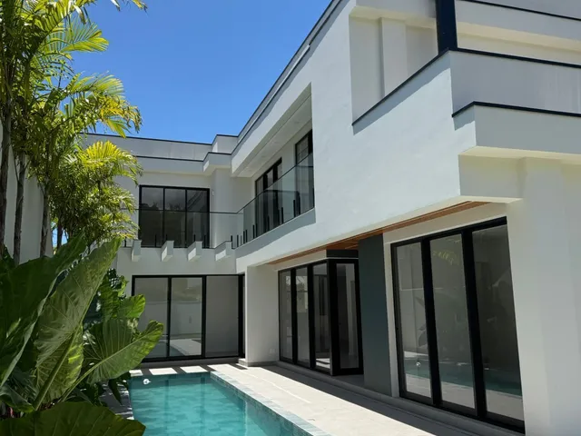 Imagem 2: Residência de Alto Padrão com Automação Completa, Energia Solar e Piscina Aquecida em