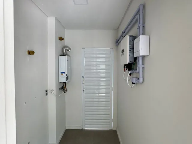 Imagem 3: Residência de Alto Padrão com Automação Completa, Energia Solar e Piscina Aquecida em