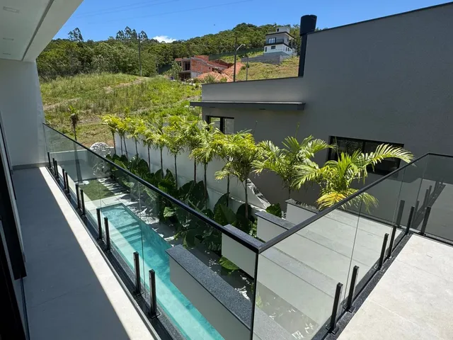 Imagem 8: Residência de Alto Padrão com Automação Completa, Energia Solar e Piscina Aquecida em