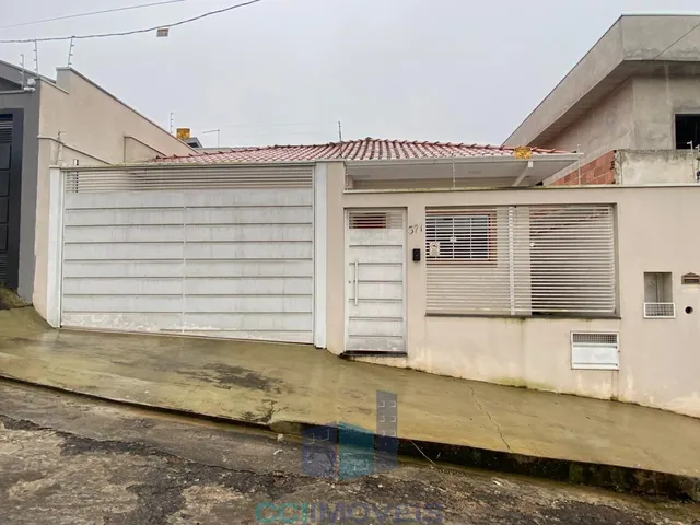 Imagem: A casa possui 3 Dormitórios, 1 Suíte, 1 Banheiro, 2 Vagas