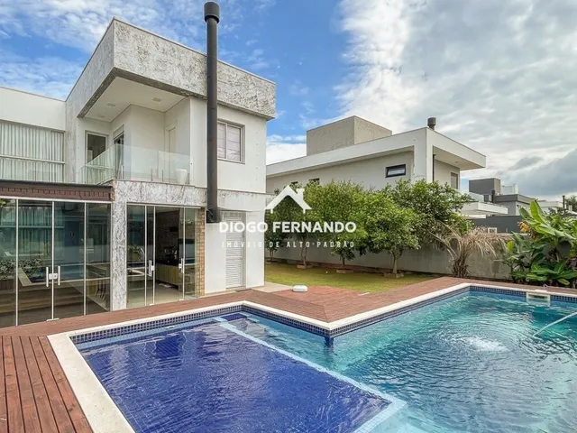 Imagem: A casa possui 4 Dormitórios, 4 Suítes, 5 Banheiros, 4 Vagas