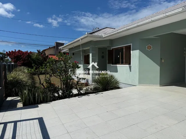 Imagem: Casa térrea com amplo terreno arborizado