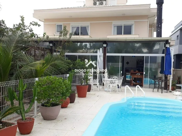 Imagem: A casa possui 5 Dormitórios, 5 Suítes, 6 Banheiros, 2 Vagas