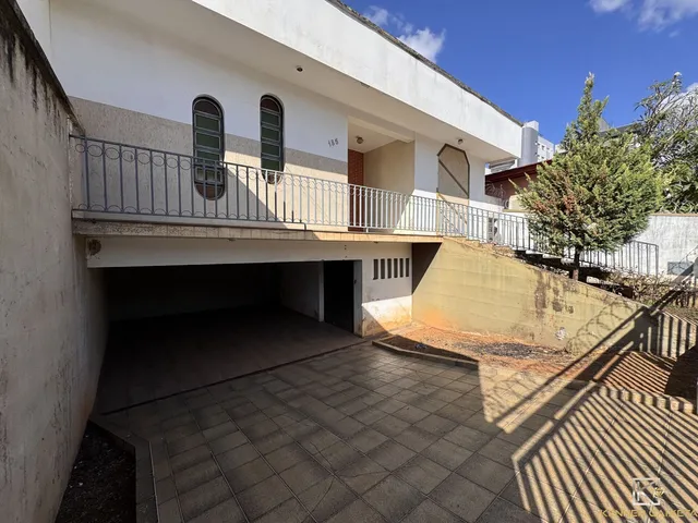 Imagem: A casa possui 3 Dormitórios, 1 Suíte, 2 Banheiros, 2