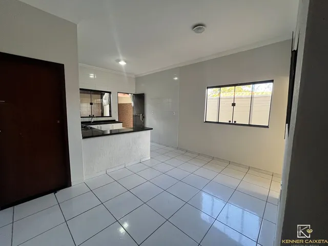 Imagem: A casa possui 3 Dormitórios, 1 Suíte, 1 Banheiro, 2 Vagas