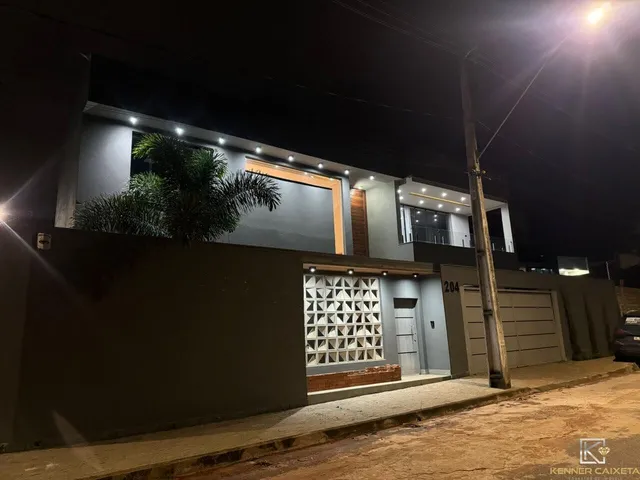 Imagem: A casa possui 4 Dormitórios, 1 Suíte, 4 Banheiros, 2