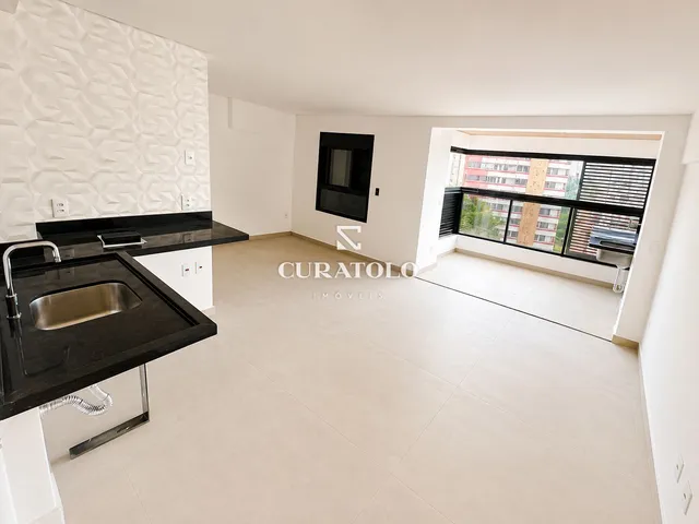 Imagem: O apartamento possui 1 Dormitório, 1 Banheiro, 1 Vaga na