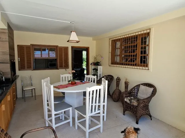 Imagem 11: Imperdível casa à venda no Centro de Garopaba-SC com 5 quartos, 1 sala, 2 banheiros, 2