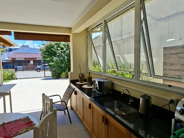 Imagem 2: Imperdível casa à venda no Centro de Garopaba-SC com 5 quartos, 1 sala, 2 banheiros, 2