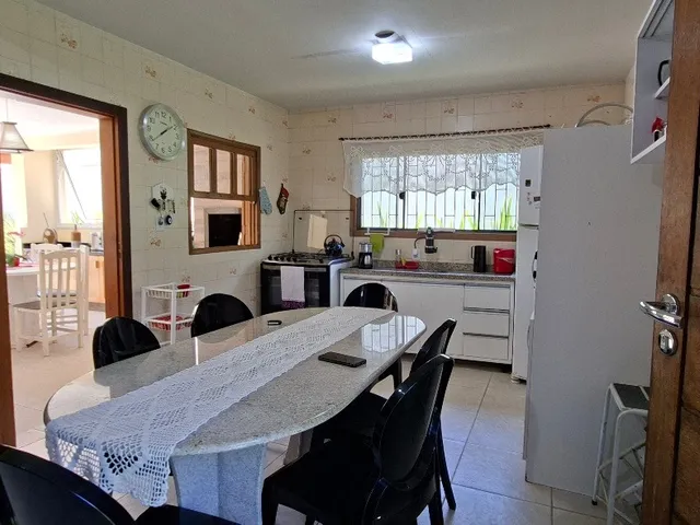 Imagem 4: Imperdível casa à venda no Centro de Garopaba-SC com 5 quartos, 1 sala, 2 banheiros, 2