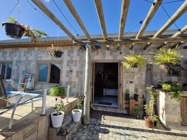 Imagem 8: Casa 3 dormitórios com Piscina, Pátio Individual, Amplo Salão com Churrasqueira