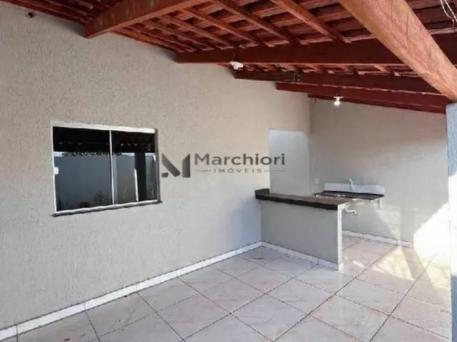 Imagem: A casa possui 3 Dormitórios, 1 Suíte, 2 Banheiros, 2
