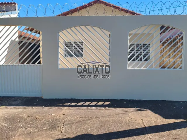 Imagem: A casa possui 2 Dormitórios, 1 Banheiro, 2 Vagas na
