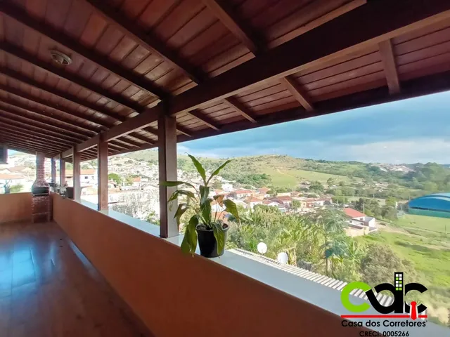 Imagem: A casa possui 6 Dormitórios, 4 Banheiros, 2 Vagas na