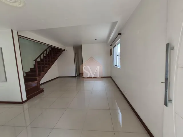 Imagem 3: Casa Duplex de Luxo no Condomínio Villagio Verde: 3 Quartos, 2 Suítes, 140m² de