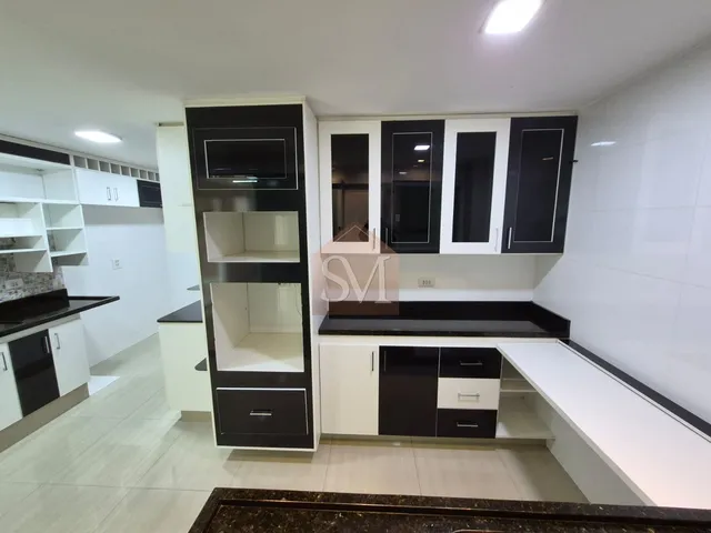 Imagem 2: Casa Duplex de Luxo no Condomínio Villagio Verde: 3 Quartos, 2 Suítes, 140m² de