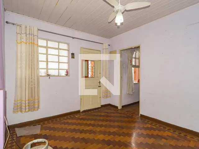 Imagem: A casa possui 3 Dormitórios, 2 Banheiros, 1 Vaga na