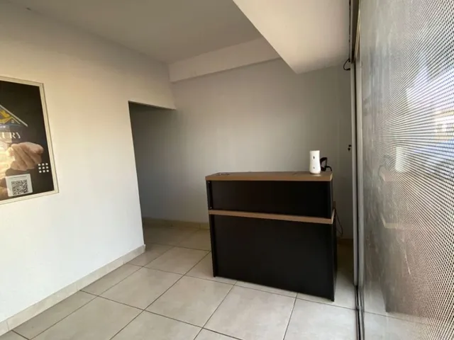 Imagem 4: Sala comercial para locação com ar-condicionado e móveis planejados