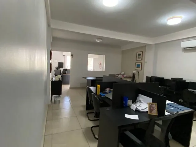 Imagem 6: Sala comercial para locação com ar-condicionado e móveis planejados