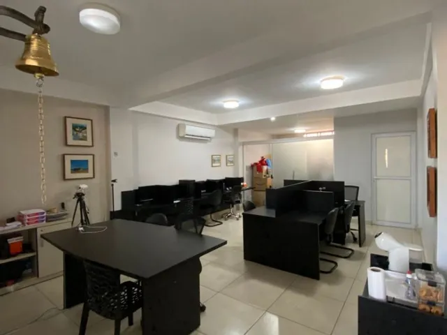 Imagem 7: Sala comercial para locação com ar-condicionado e móveis planejados