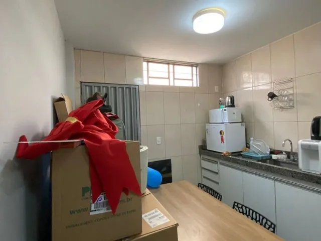Imagem 3: Sala comercial para locação com ar-condicionado e móveis planejados