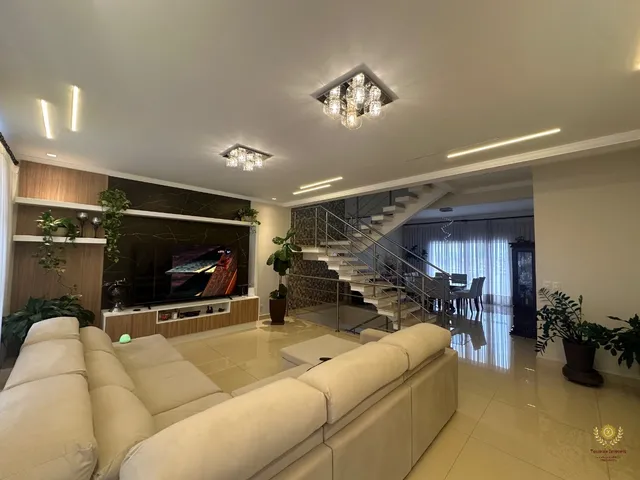 Imagem: A casa em condomínio possui 4 Dormitórios, 4 Suítes, 7
