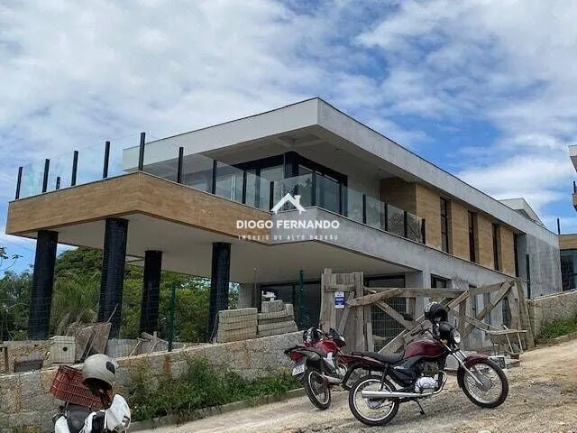 Imagem: A casa possui 4 Dormitórios, 4 Suítes, 5 Banheiros, 4 Vagas