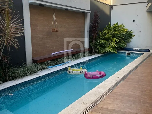 Imagem: A casa possui 2 Dormitórios, 1 Suíte, 3 Banheiros, 2