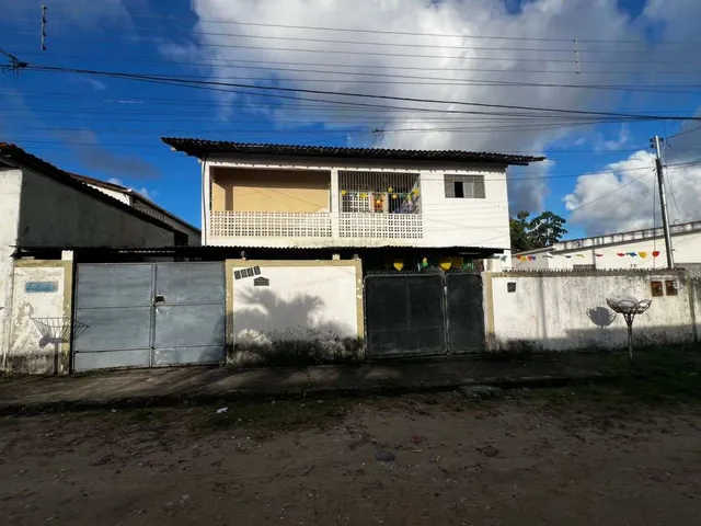 Imagem: A casa possui 6 Dormitórios, 2 Suítes, 2 Banheiros, 2