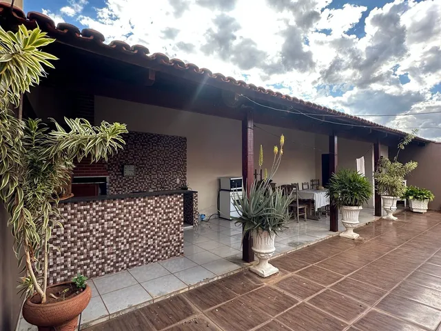 Imagem: A casa possui 3 Dormitórios, 2 Banheiros, 2 Vagas na