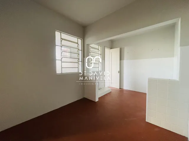Imagem 2: Apartamento central, com sacada, dependência de empregada a venda