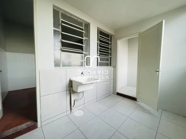 Imagem 4: Apartamento central, com sacada, dependência de empregada a venda