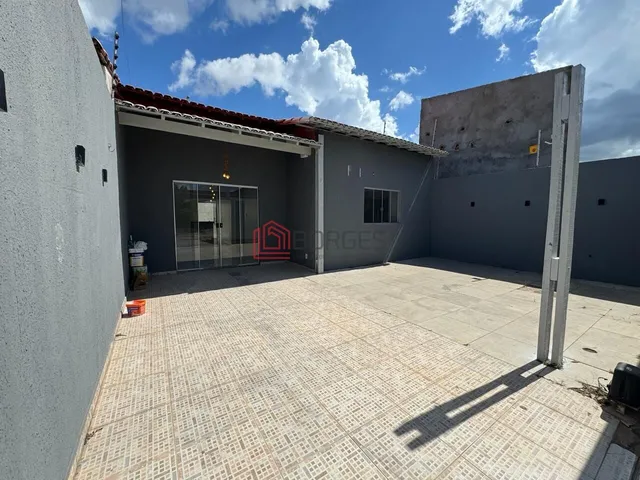 Imagem: A casa possui 3 Dormitórios, 1 Suíte, 2 Banheiros, 1 Vaga