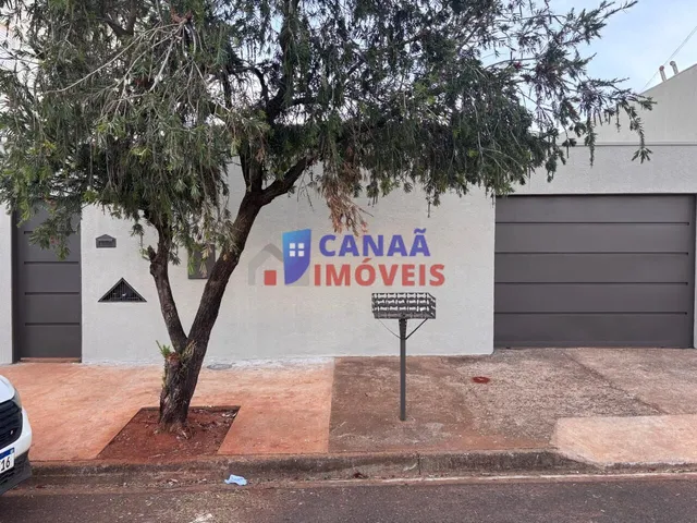 Imagem: A casa possui 4 Dormitórios, 1 Banheiro, 2 Vagas na