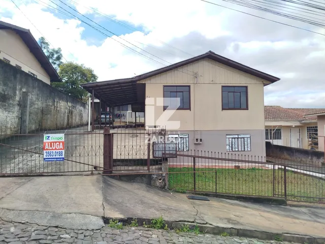 Imagem: A casa possui 3 Dormitórios, 1 Banheiro, 2 Vagas na