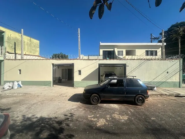 Imagem: A casa possui 7 Dormitórios, 3 Banheiros, 4 Vagas na